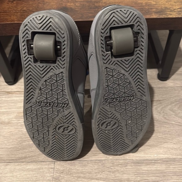 Heelys Gray Sneakers with Orange and Blue Laces roller blade - Picture 5 of 7